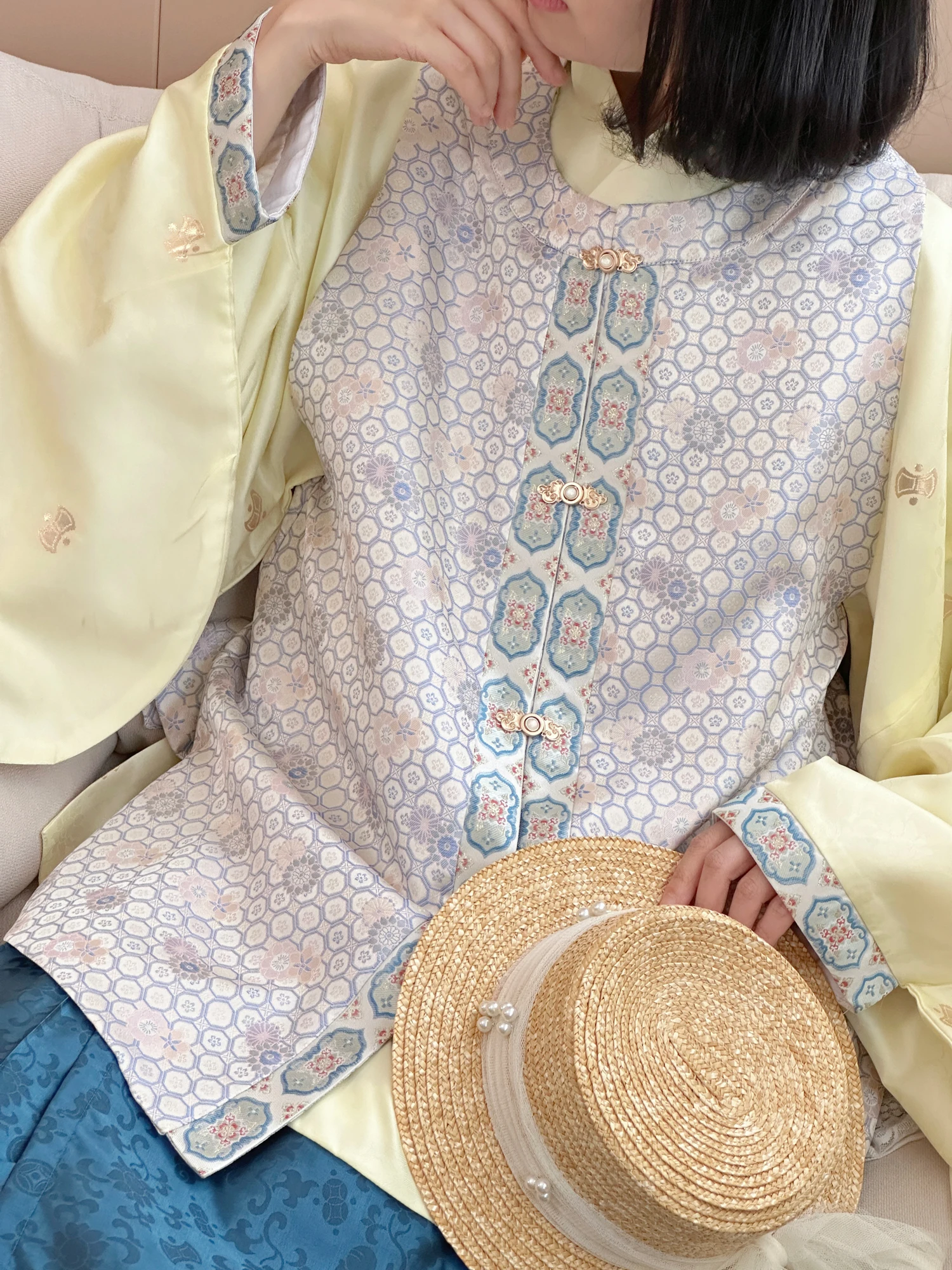 

Осенний традиционный китайский костюм Ханьфу династии Мин из сичуаньского атласа Цзиньцай с воротником-стойкой для женщин