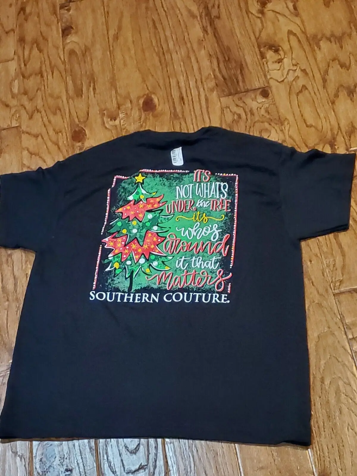 

Футболка NWT Men XL IT ÄôS NOT WHAT UNDER THE CHRISTMAS TREE BUT WHO AROUND