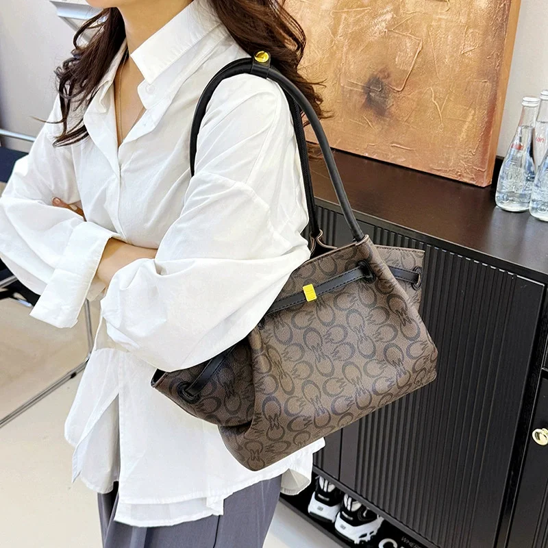 Large capacity tote bag fashionable and versatile high-end feeling underarm bag women's commuting travel shoulder bag