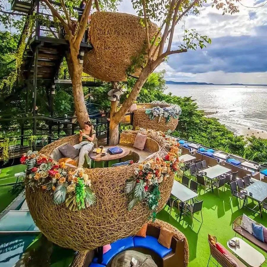 Sofa tree bird's nest shape clock in restaurant scenic B & B