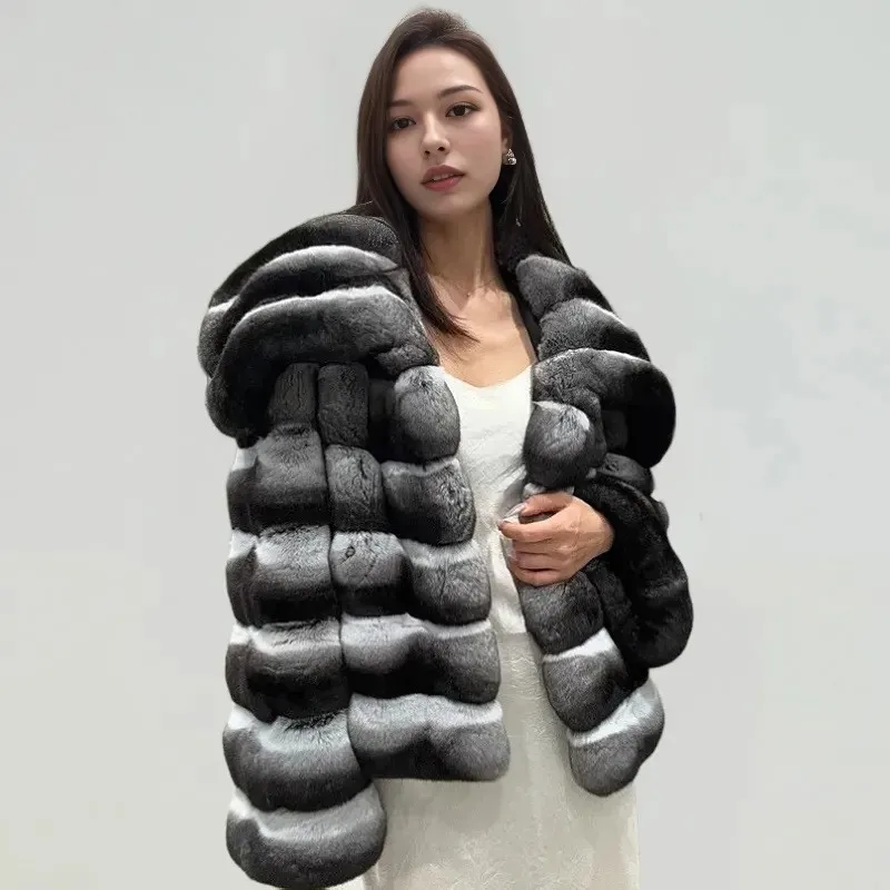 

A new gentle two-color short lapel design fur and warm coat