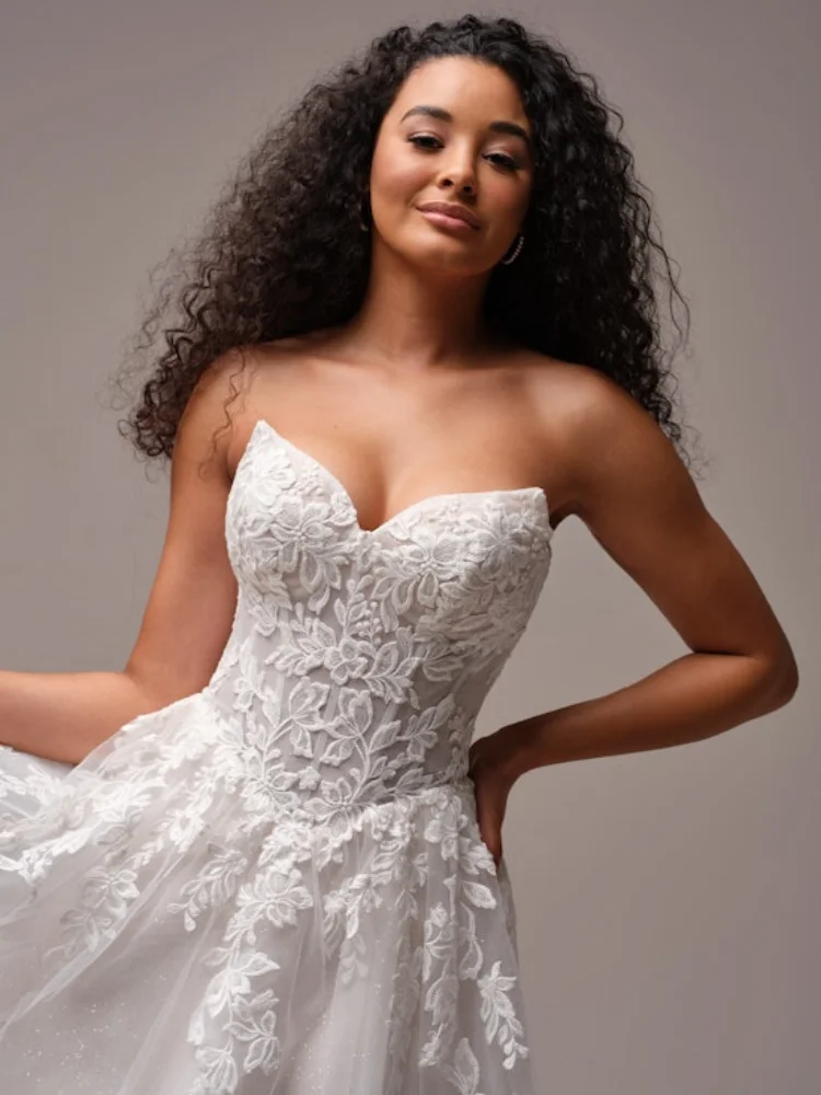 فستان زفاف مخصص 2025 بدون حمالات مع أنماط دانتيل رائعة تنورة أنيقة ورومانسية مصنوعة من مادة شاش رقيق