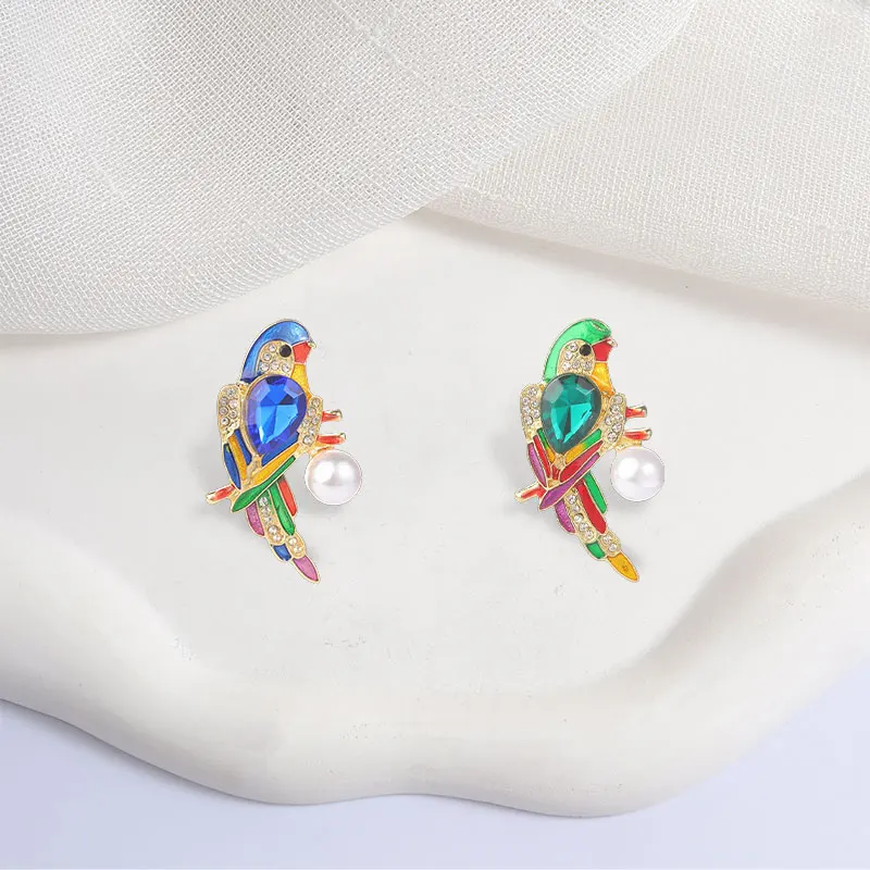 Vintage Colorful Parrot Badge Vibrant Bird Enamel Pins Fashion Lapel Metal Brooches Backpack Clothes Jewelry Gift for Friends