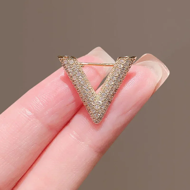 Luxury Full Of Rhinestone Gold Color Letter V Pins Brooches For Women 2024 New Trendy High Quality Geometric Lapel Pins Clothes