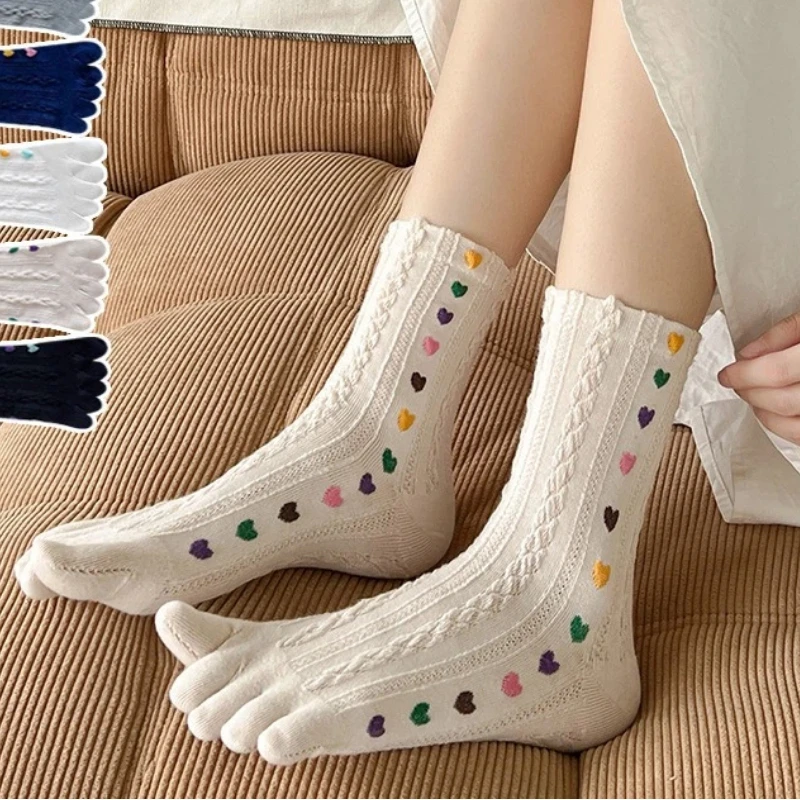 2 Paar modische Love Split Toe Fried Dough Twists Damensocken, atmungsaktive, schweißabsorbierende Baumwollstrümpfe für Herbst und Winter