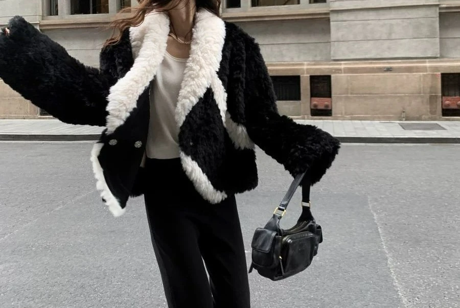 Manteau court épais en fourrure écologique pour femme, col en v, couleur bloquant, pour l'hiver