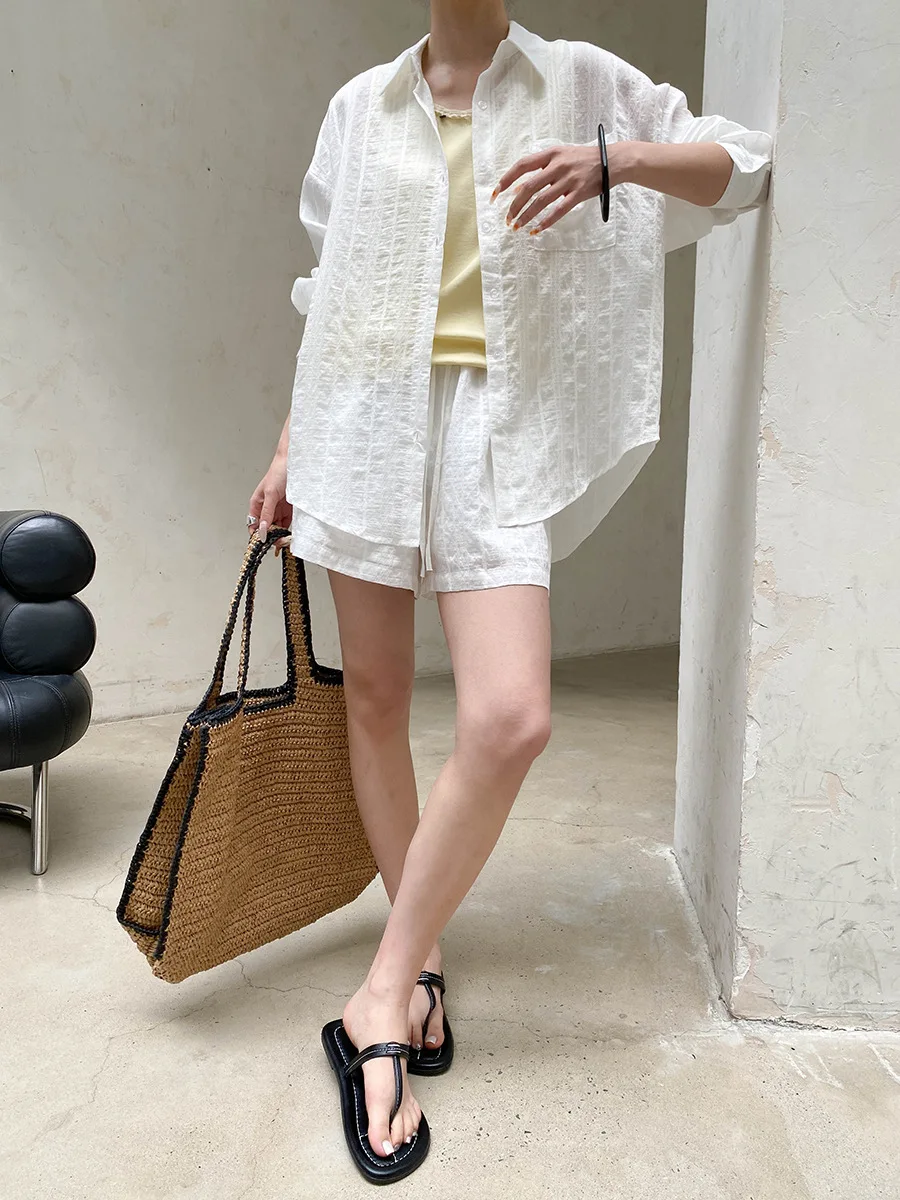 Sommerliches Damen-Set aus leichtem, atmungsaktivem, plissiertem Texturhemd und Shorts in unifarbenem Casual-Stil. – Detail 17