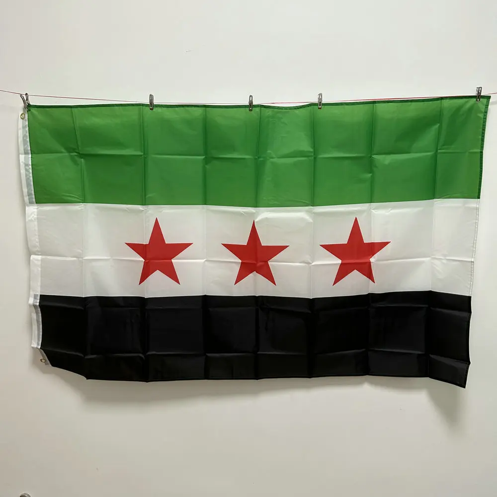 علم سوريا: كيف اخترت علم الثورة السورية بمقاس 90×150 سم لمنزلنا ولماذا هو الأفضل؟