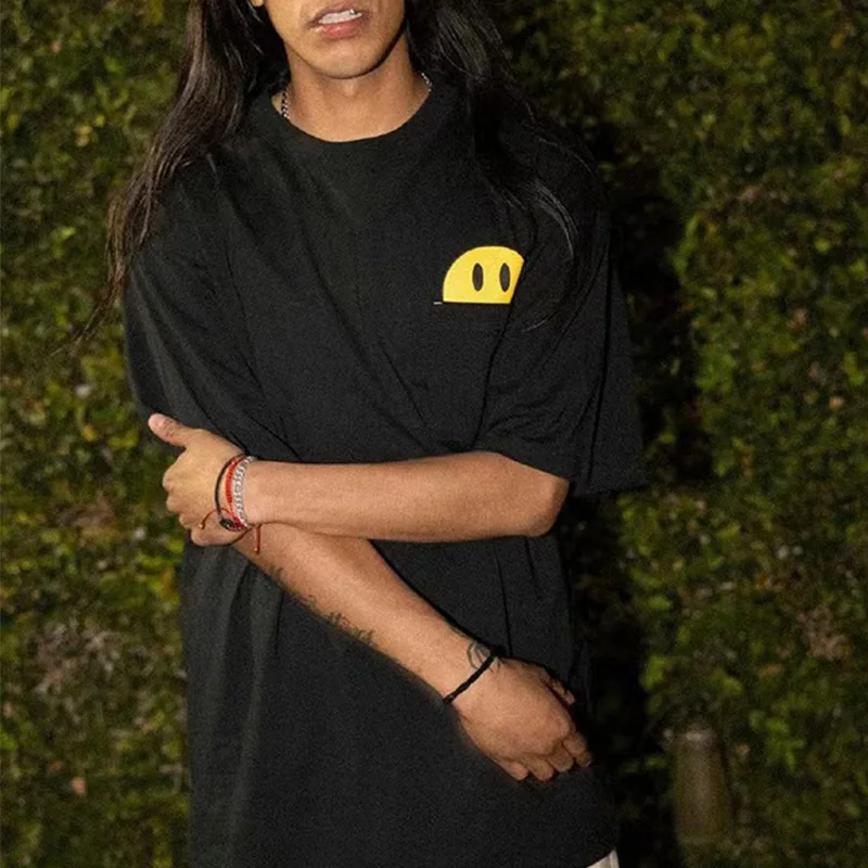 تي شيرت Drew House عالي الجودة مبتسم بأكمام قصيرة ملابس الشارع الأمريكية متعددة الاستخدامات وجيب كبير الحجم للجنسين 100% قطن