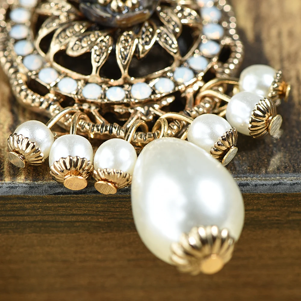ICEY Vintage Gold Enamel Bee Rhinestones Flower Wreath Pearl Tassel Brooch  New year gift