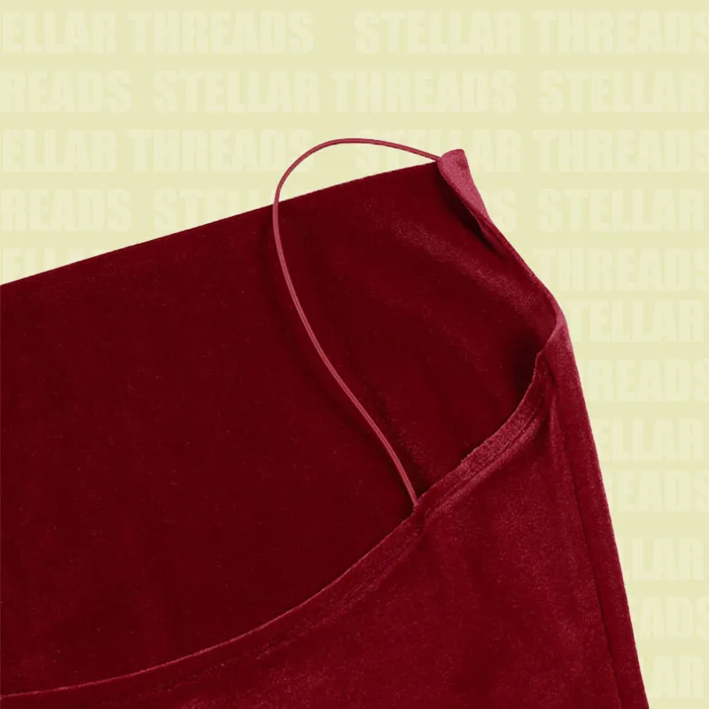 先駆的なレッドサテンスパゲッティストラップミニドレス：自信と魅惑的な魅力を放つ