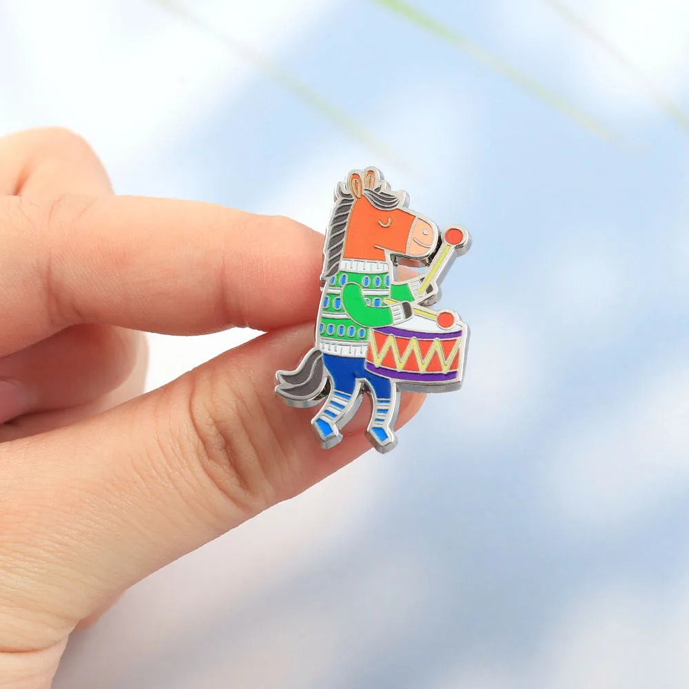 Niedliche Pferd-Schlagzeuger-Emaille-Pins Kreative Musikalische Pony-Broschen mit Trommel Lustige Cartoon-Tier-Abzeichen Rucksack-Anstecknadel Schmuck Geschenk – Detail 4