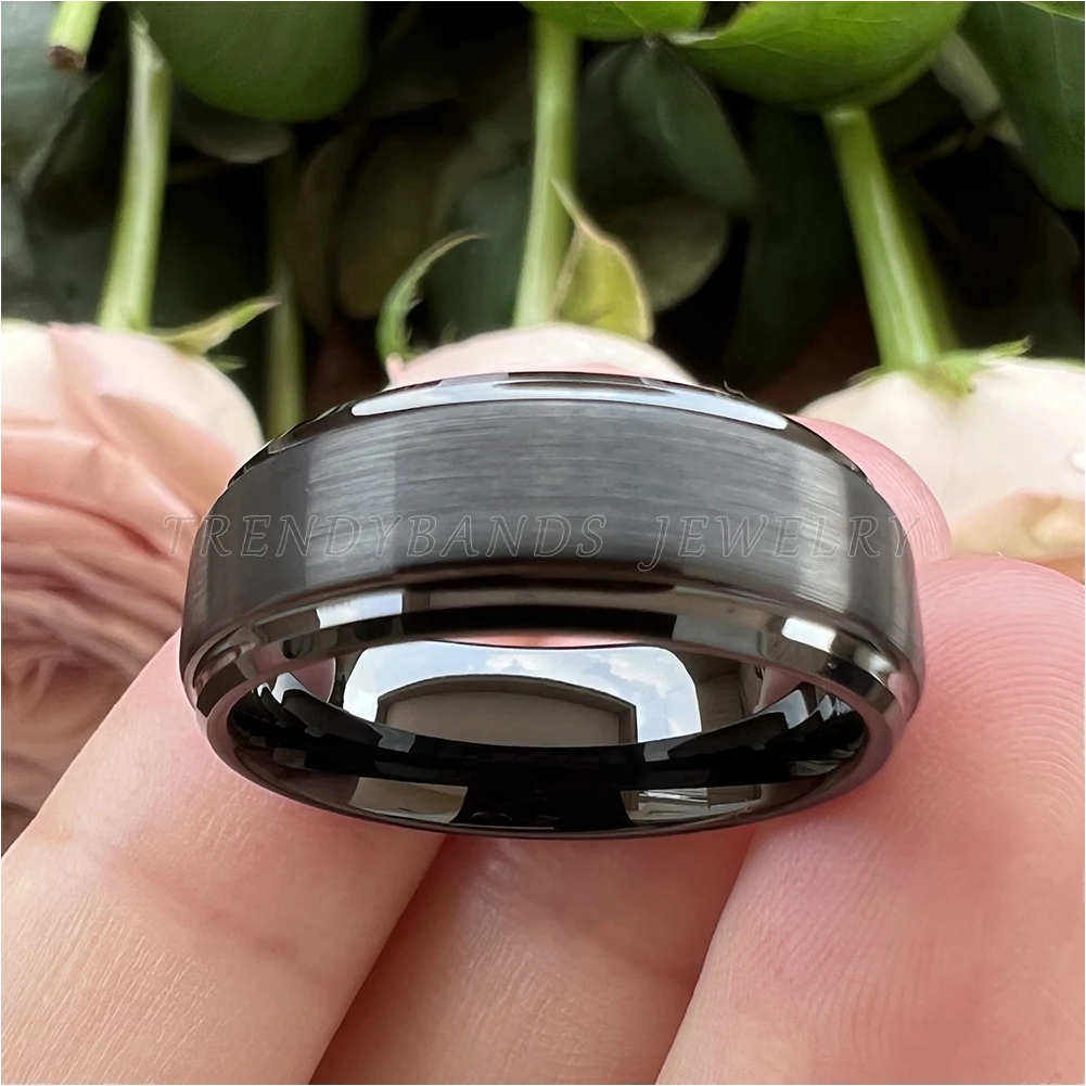 4 mm schwarzer Damen- und Herrenschmuck, Wolframkarbid-Ring, Ehering mit abgestuften, abgeschrägten Kanten, gebürstete Oberfläche, bequeme Passform – Detail 11