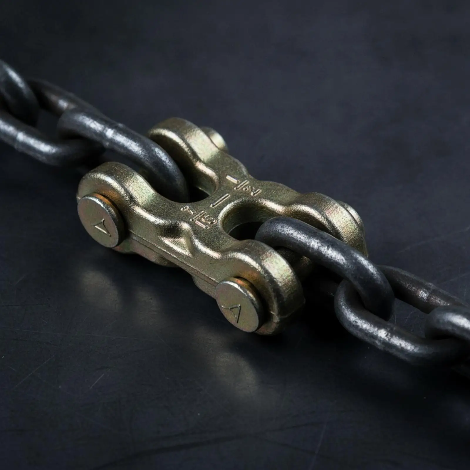 Secure Pin Type Chain Connector for Heavy Lifting and Assembly Tasks in Construction and Workshops
