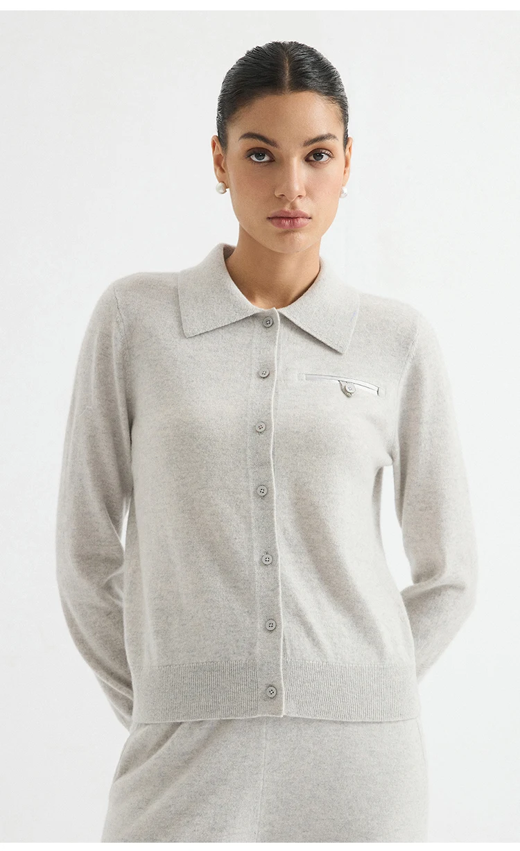BD3621835 Damen-Cardigan aus 100% Kaschmir mit Hemdkragen, langen Ärmeln, Reißverschluss, Brusttasche, Kettenabzeichen, dezentes Old-Money-Design für den Herbst – Detail 5