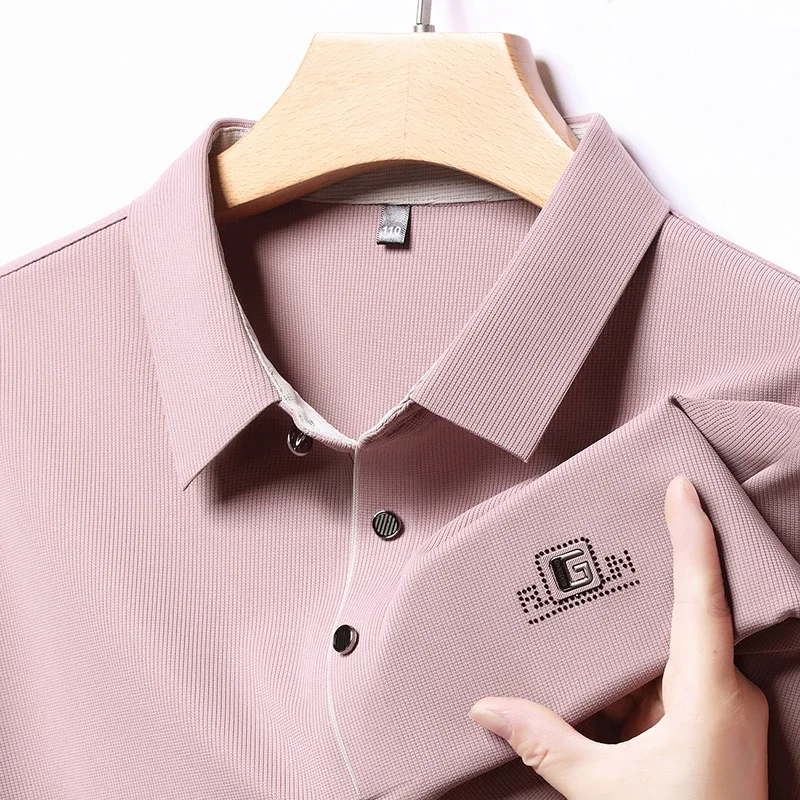 Neues Herren-Business-Casual-Langarmshirt mit Abzeichen, einfarbiges Poloshirt, modisches, atmungsaktives, bequemes, vielseitiges Oberteil