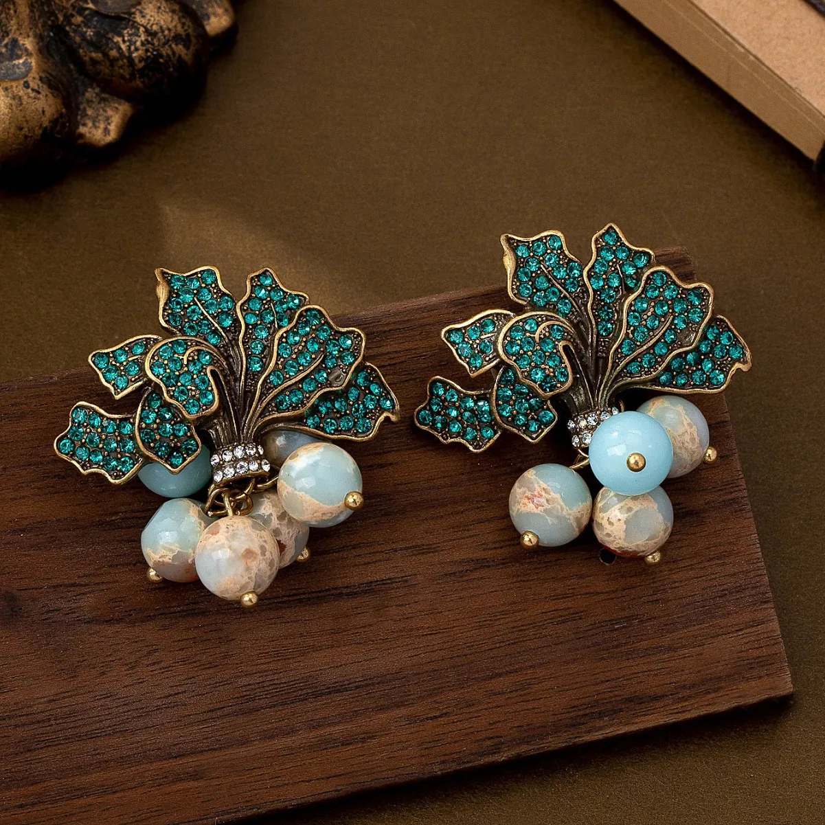 Vintage High-End Blue Radish Earrings Court Style Paved Rhinestone Fashion Unique Temperament Retro Studs M902