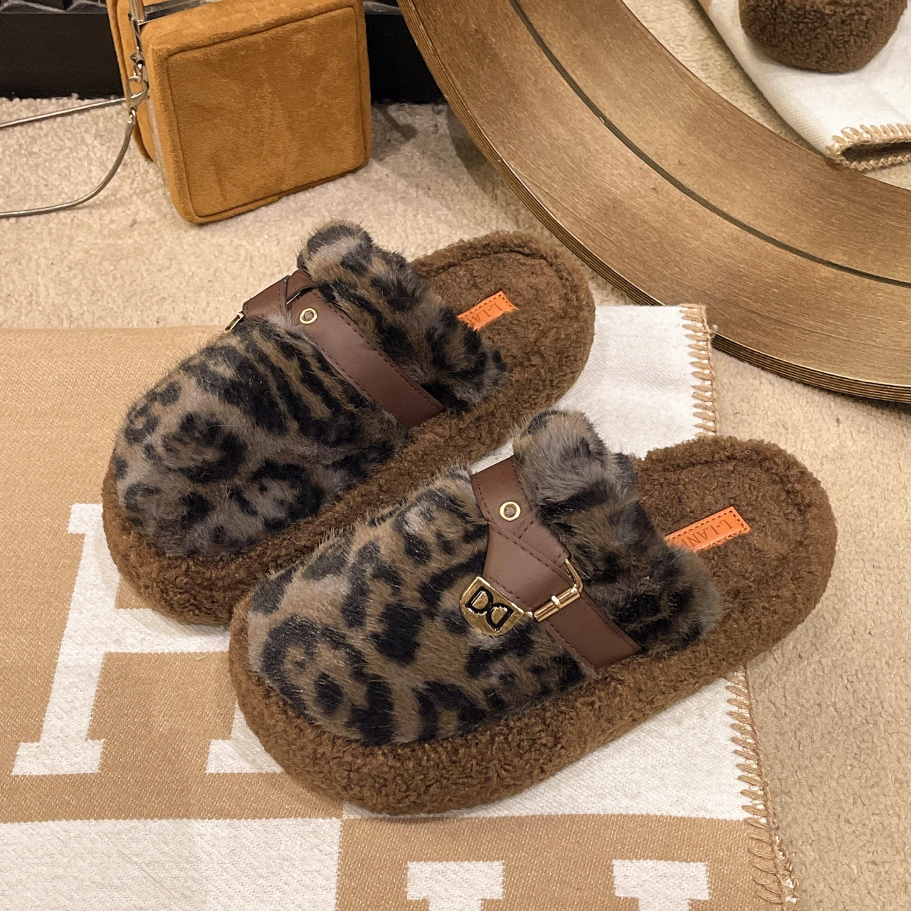 Fashion Leopard Fur Slippers for Women 2024 Winter Indoor and Outdoor Fluffy Slippers Belt Buckle Design Women's Home Shoes