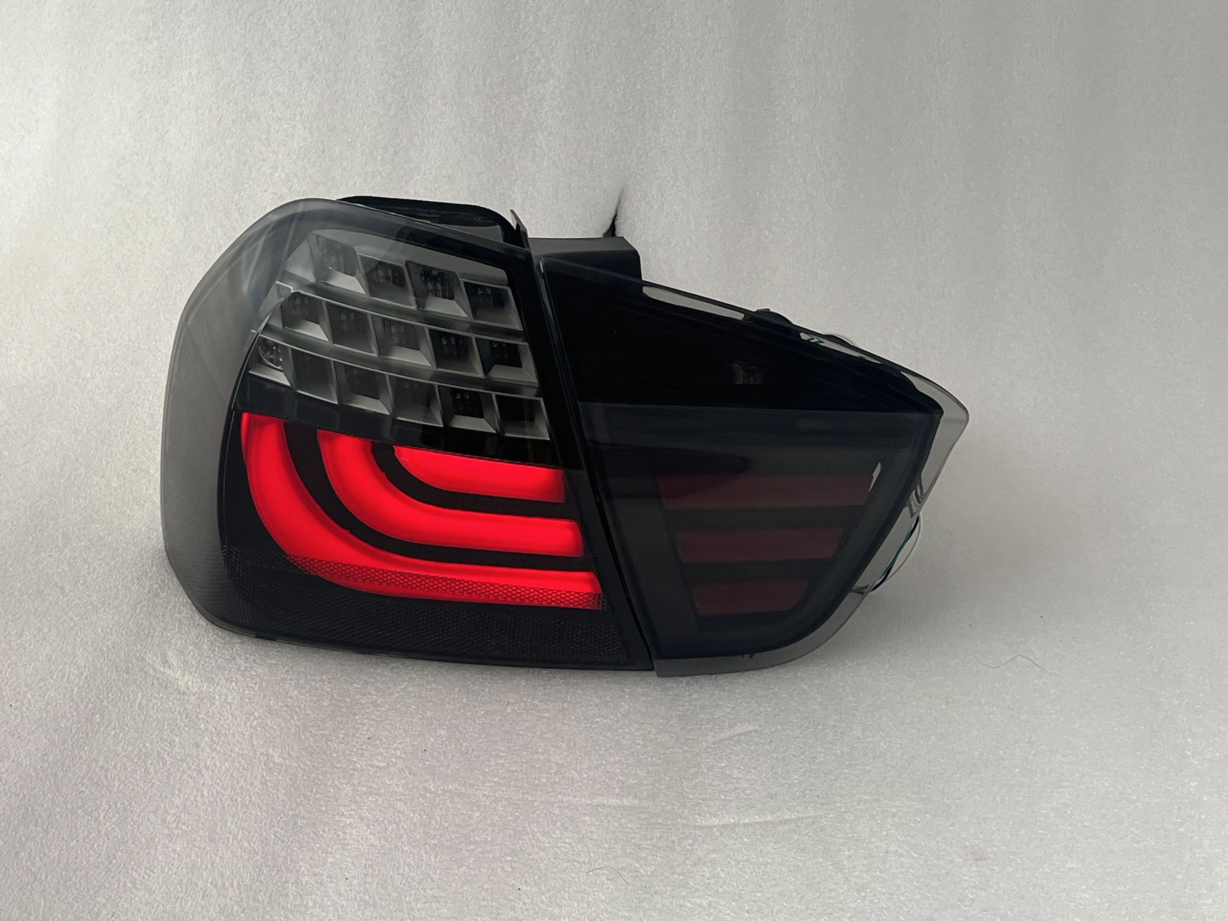 الجملة قطع غيار السيارات عالية الجودة مكونات الإضاءة الخارجية للسيارات المصابيح الخلفية لE90