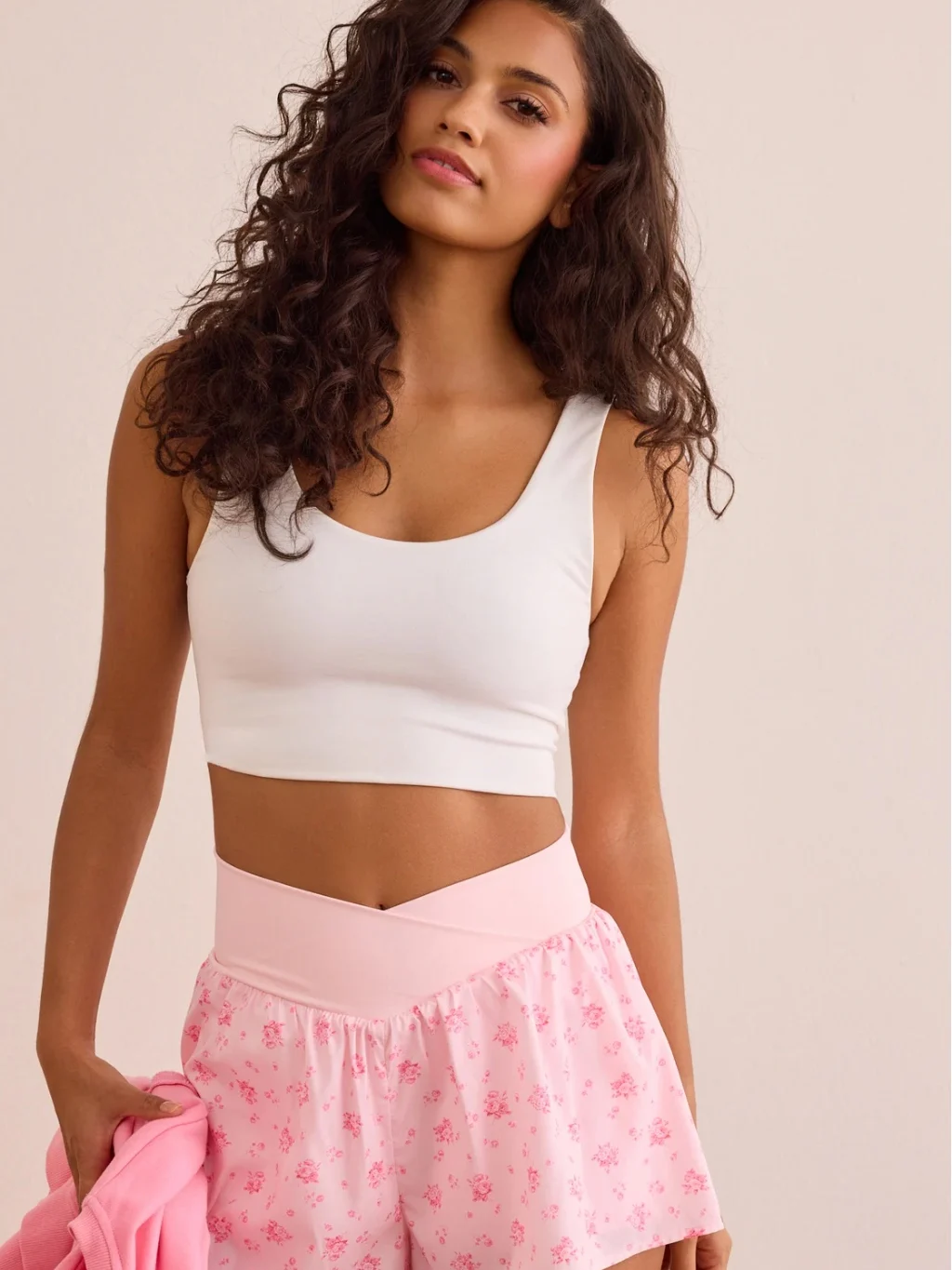 

Удобные дышащие теннисные шорты для женщин в спортивном стиле, предотвращающие просвечивание, облегающие, повседневные, летние, с естественной линией талии, из других материалов