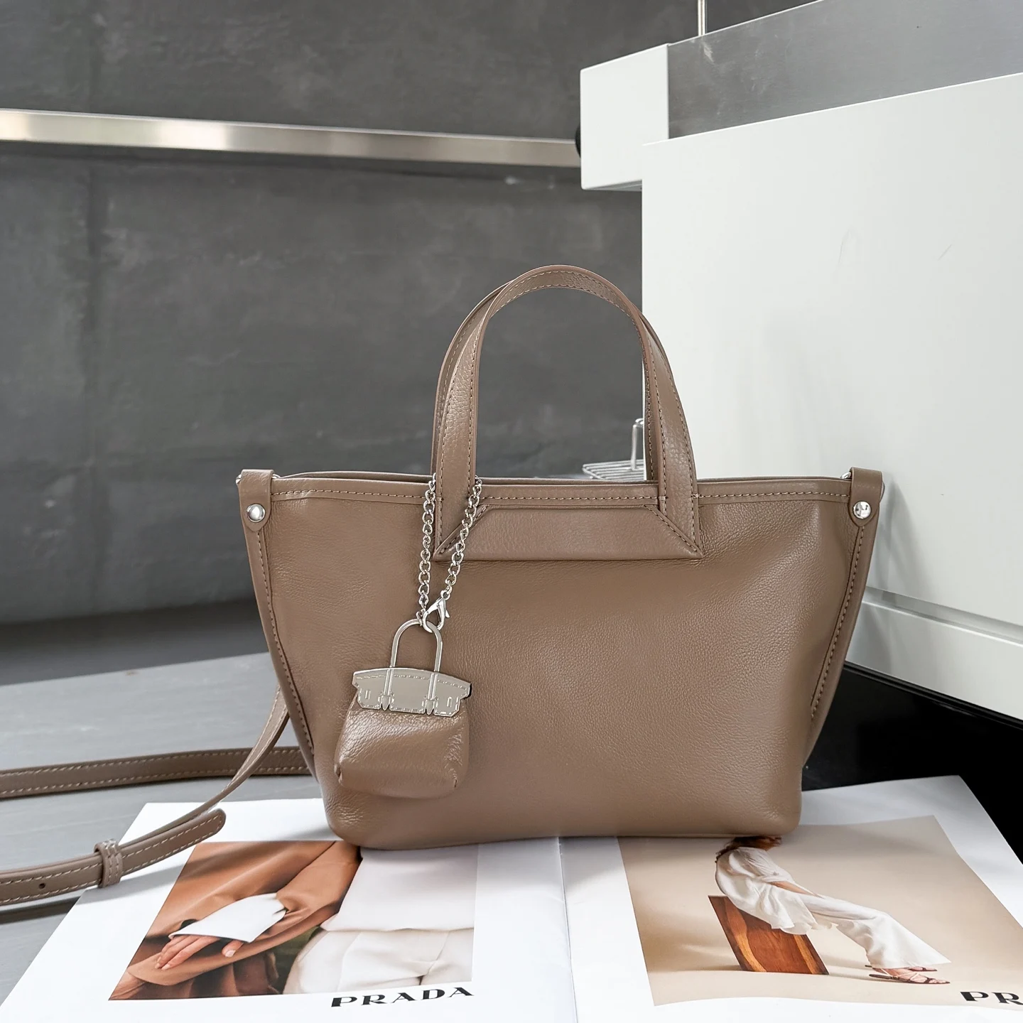 

Genuine Grade Cow Leather Fashion Women Shoulder Crossbody Small Bucket Bag Luxury Designer Brand Female Fashion Ladies Handbag