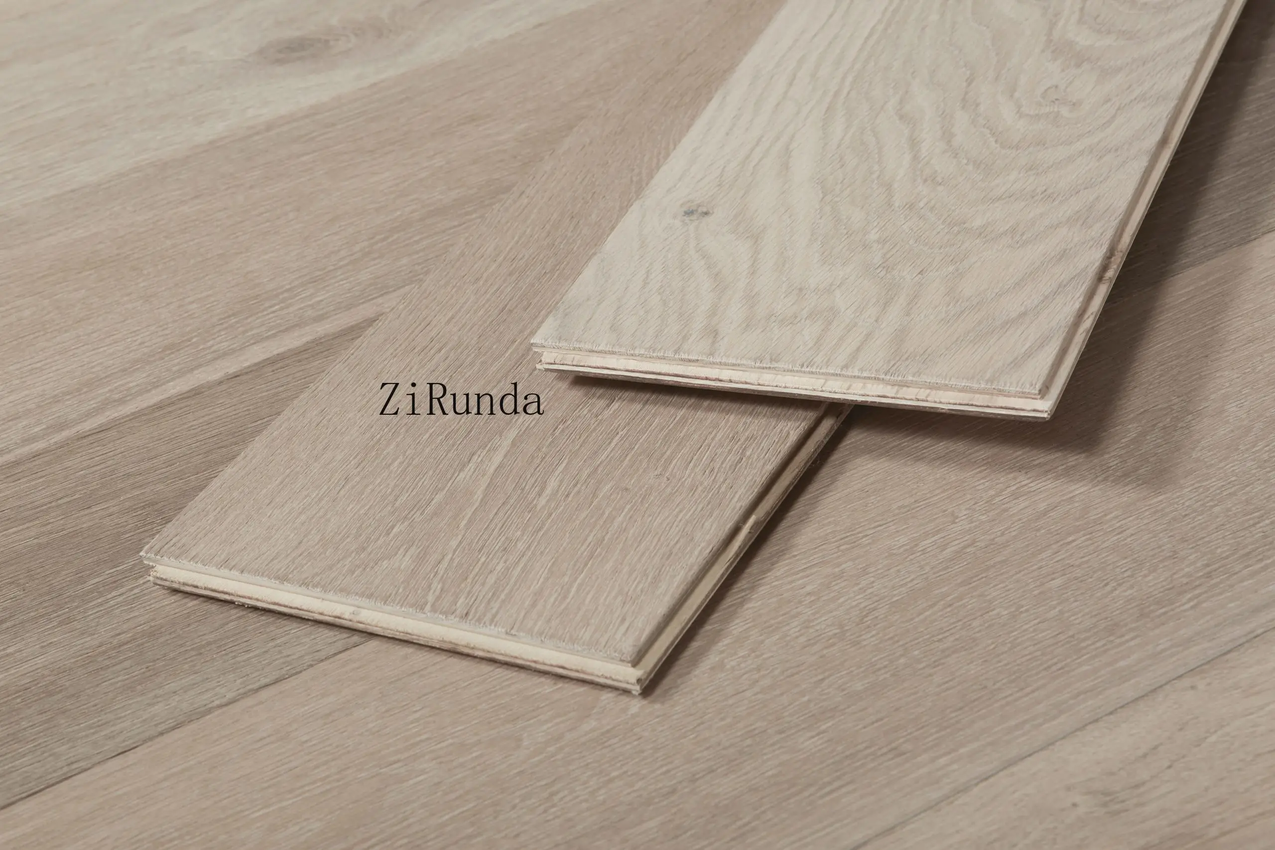 맞춤형 버전18mm 모던 럭셔리 다층 엔지니어드 우드 바닥재, 브러쉬드 베니어 오크 바닥재