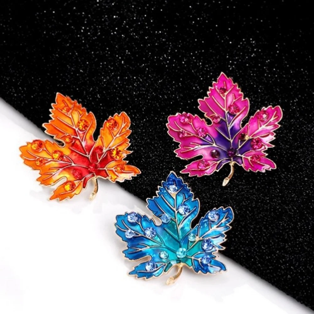 Vintage Rhinestone Maple Leaf Brooches For Women Men Elegant Exquisite Crystal Plant Leaves Brooch Lapel Pin Party Jewelry Gifts