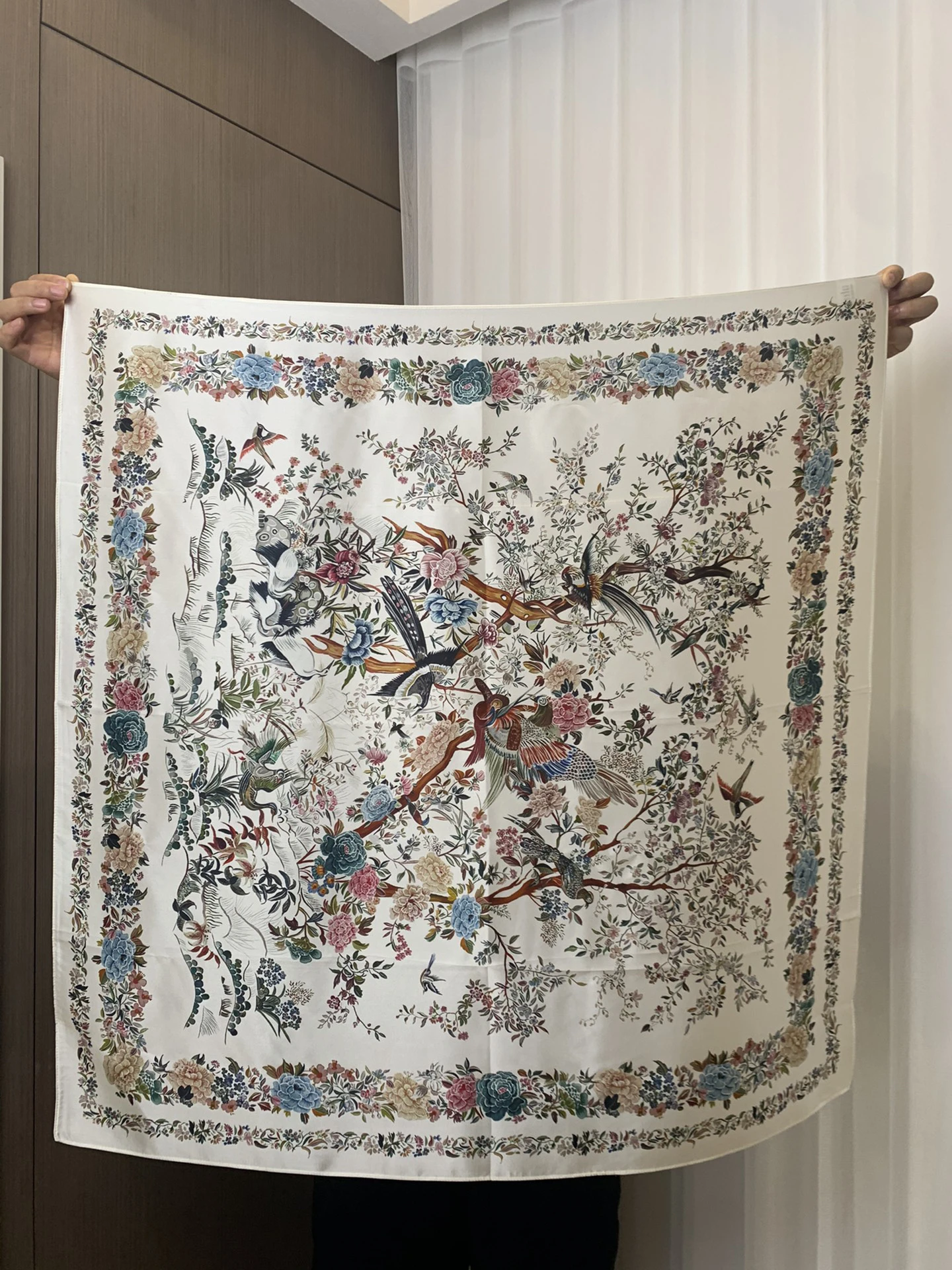 エレガントな青と白の磁器柄シルクスカーフショール、首の保護、日焼け止め、軽量高級桑絹サテン、88cm四方