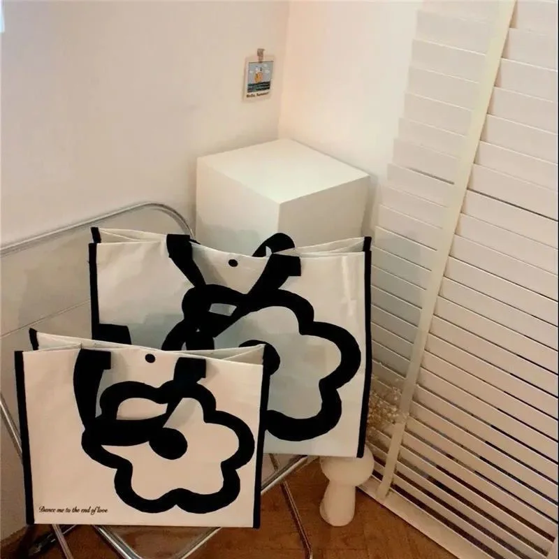 2023 borse per la spesa con fiori giapponesi Design di nicchia interessanti studentesse borsa portatile di protezione ambientale di grande capacità