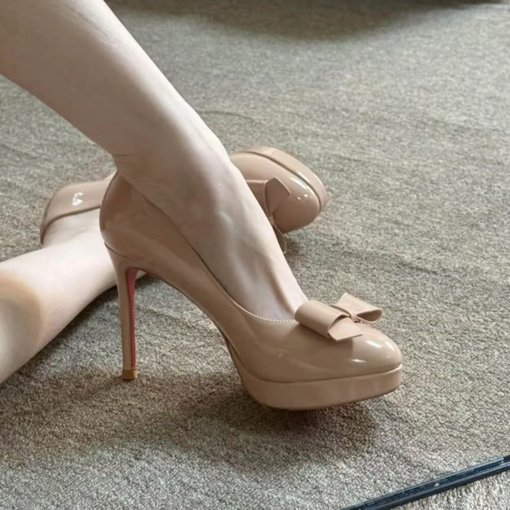 

Новые французские туфли-лодочки 2026 года на высоком тонком каблуке с круглым носком и вырезами по бокам, женские