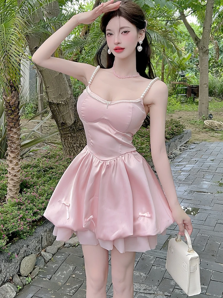 فستان قصير مثير من الساتان الوردي الجديد لعام 2025 فستان نسائي أنيق بفيونكة كاواي فستان صيفي كوري مكشكش للحفلات