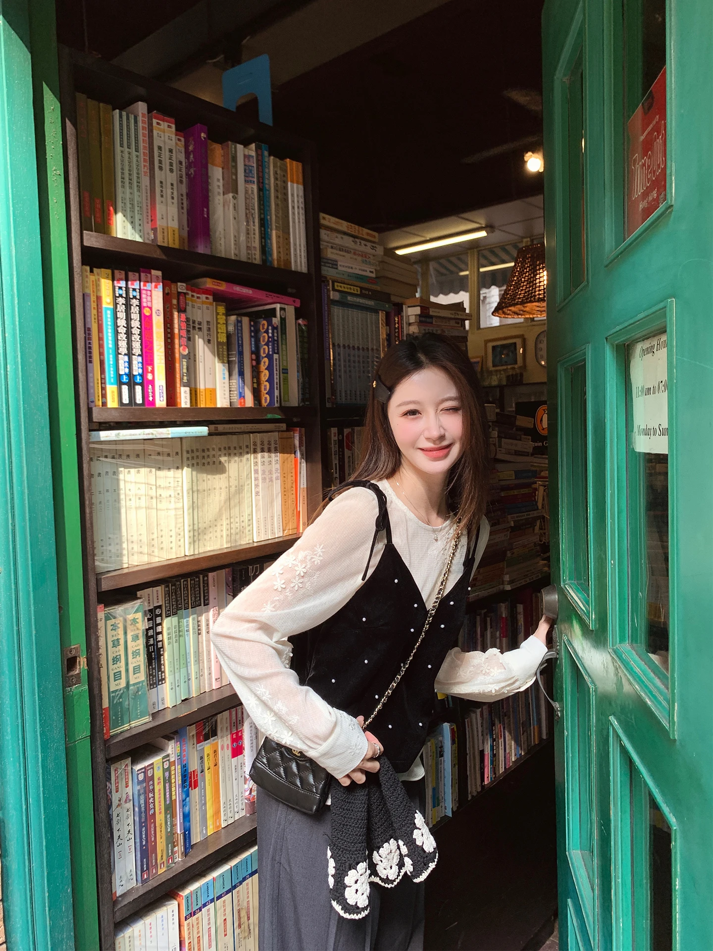 

YANUOYU Moonlight Mist Embroidered Lace V-ne Velvet Csole Set Women's Korean Sle Loose Fit Long Sve Knitted Sweater