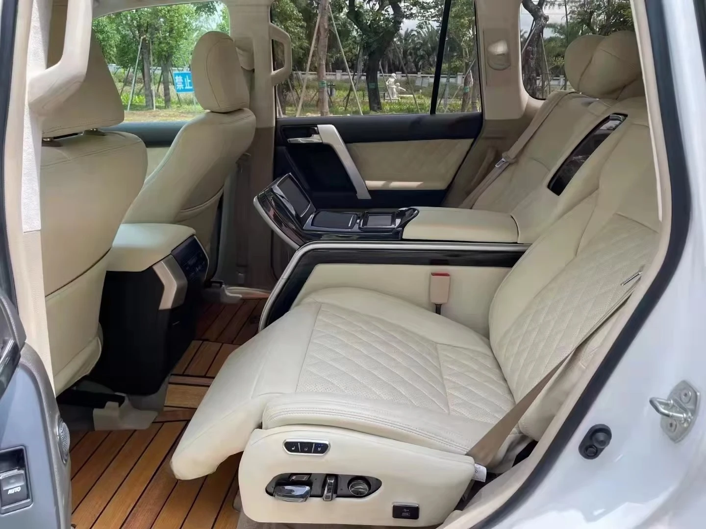 Luxurious Customized Comfortable SUV Car Seat with Screen Made of High-quality Leather for Hiace