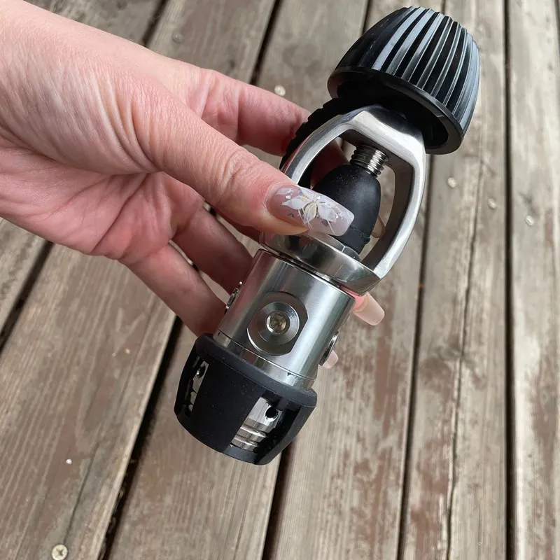 Diving primary pressure reducing valve, primary diving regulator