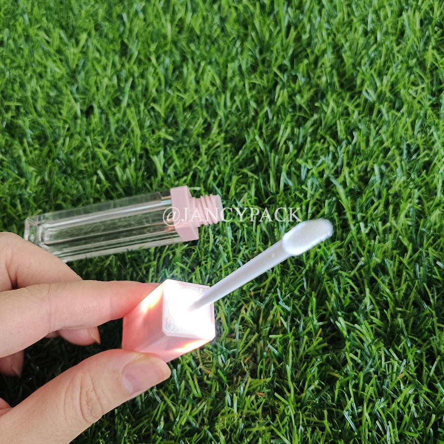 หลอดลิปกลอสใสขนาด 7 มล. สีดำชมพู พร้อมไฟ LED น่ารัก แบบ Private Label พร้อมแท่งทาสีทองเงินและกระจก