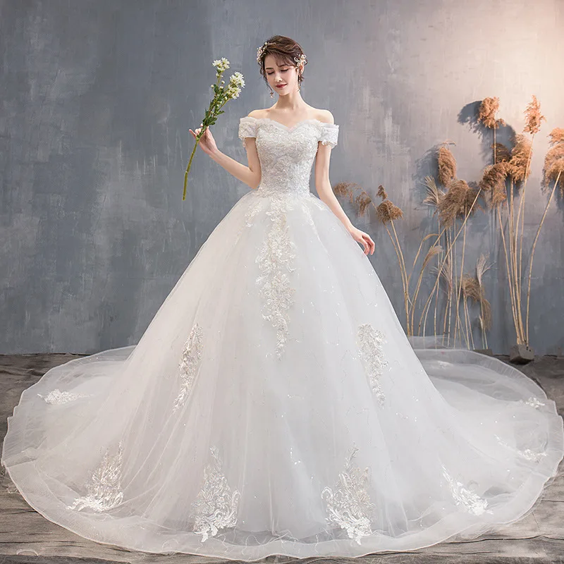 

Boat Neck Sweep Train Wedding Dresses Un Vestido De Novia De Encaje Con Delicados Bordados Y Apliques Classic Bridal Ball Gown