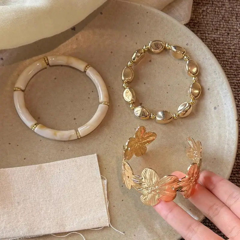 3-teiliges Set Ethnische Goldene Blüten-Harz-Armbänder für Frauen, Legierungsperlen-Design, Modischer Bohemian-Schmuck als Geburtstagsgeschenk für die Freundin – Detail 7