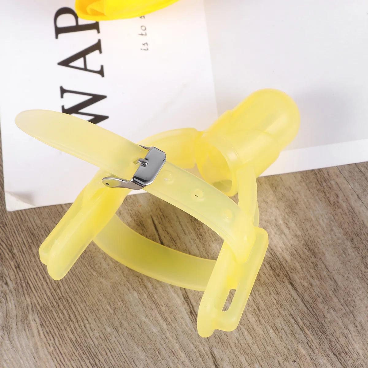 عضاضة غطاء الإبهام المضاد للعض للأطفال الرضع والأطفال الصغار باللون الأصفر الفاتح قابلة للتعديل بتصميم حلقة لتخفيف آلام اللثة