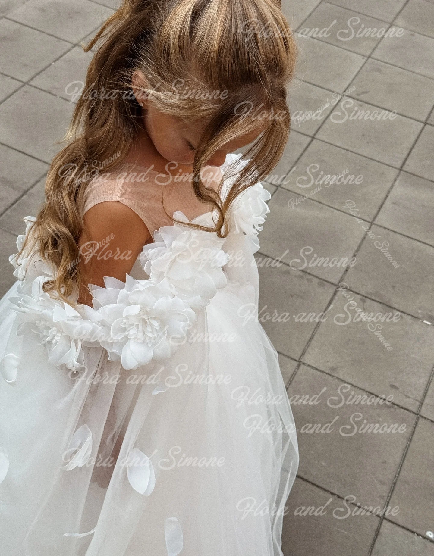 Vestido de niña de flores de gasa blanca con apliques de halte y hombros descubiertos personalizado para ceremonias de boda, recuerdos formales, sesiones fotográficas