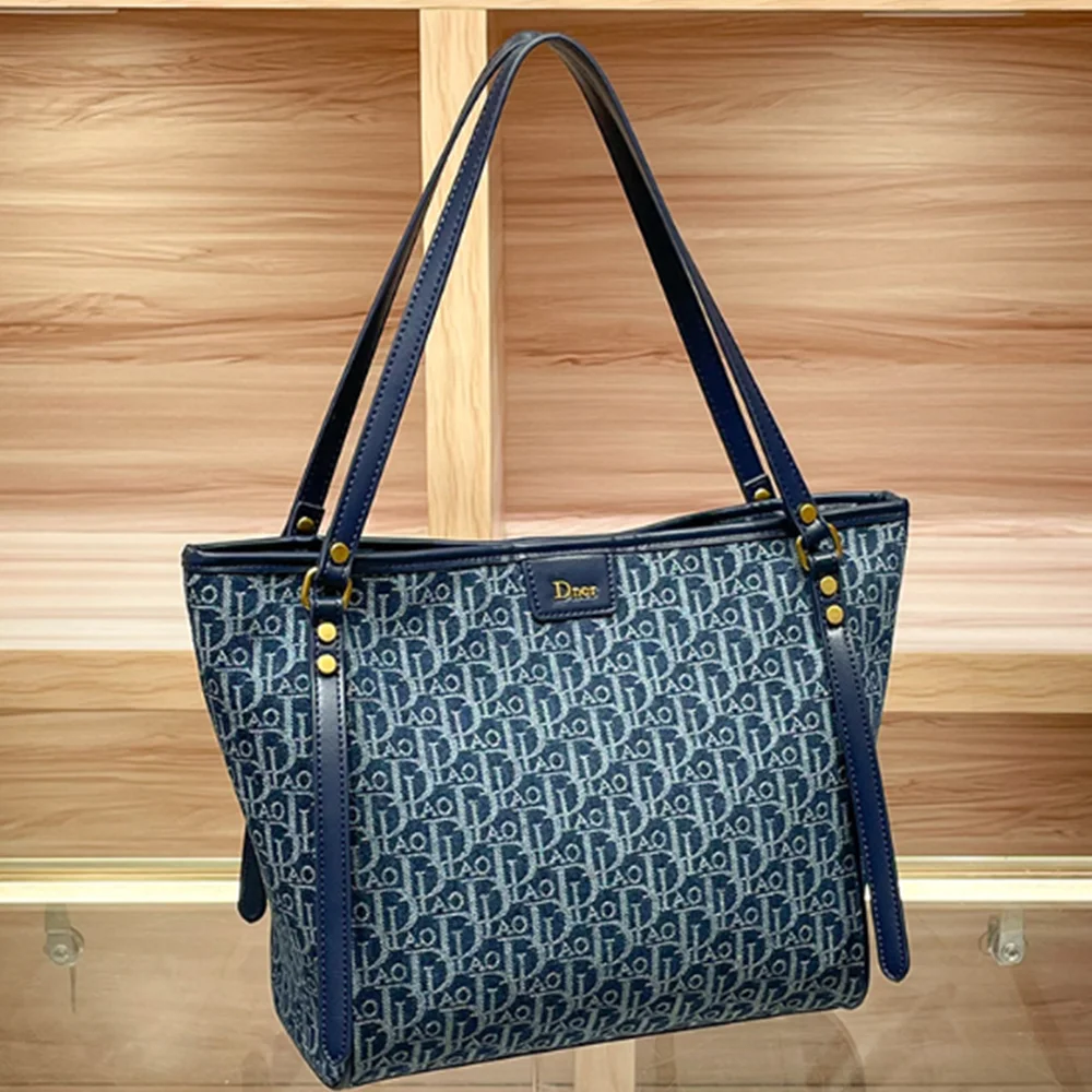 2025 Light Luxury New Fashion Classic Tote Women's Bag Large Capacity Commuter Shoulder Armpit Bag