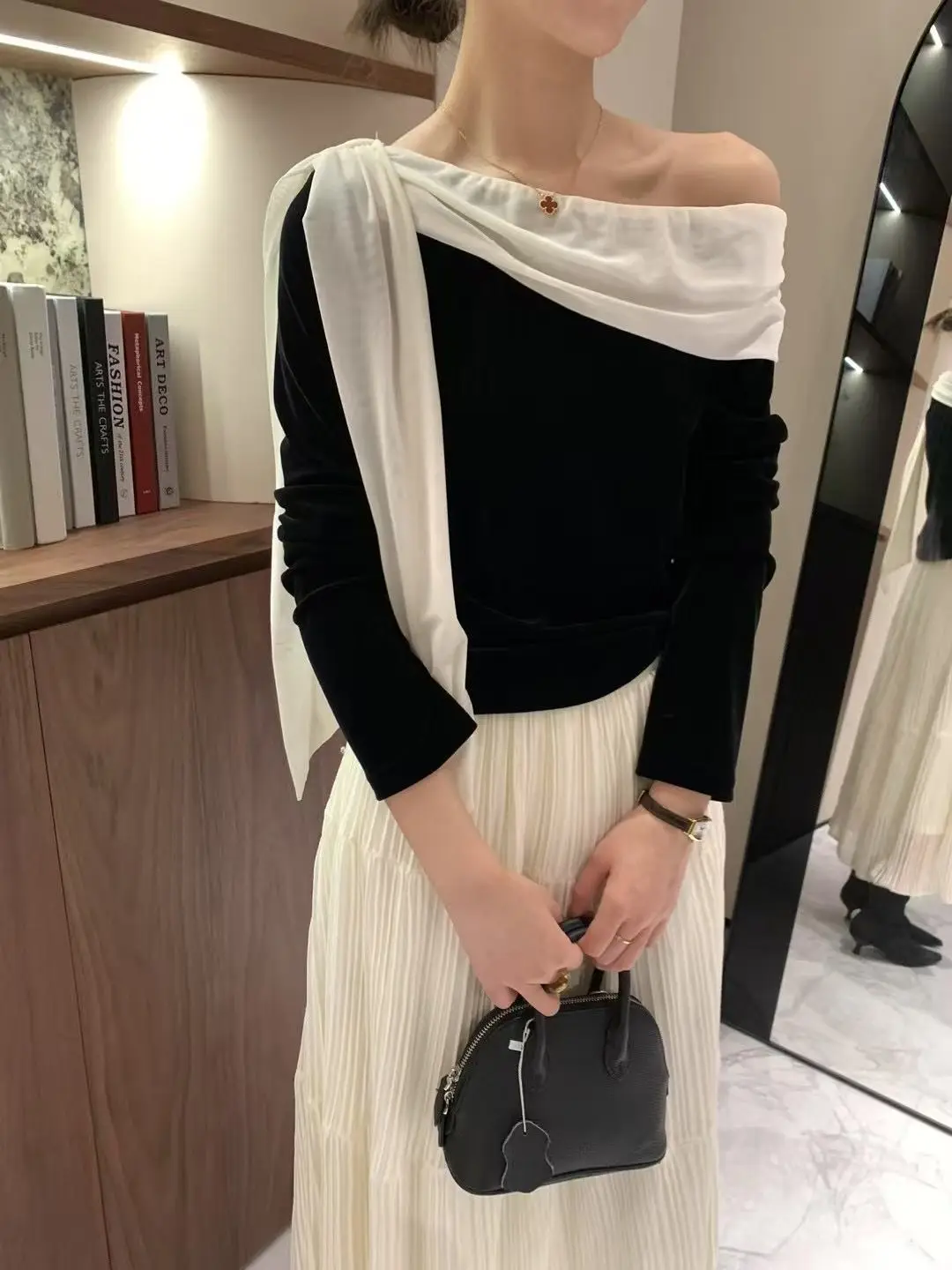 Premium Black One-word New Slanted Shoulder Streamer Long-sleeved T-shirt Temperament Slim-fitting Autumn Thin Top Base Design