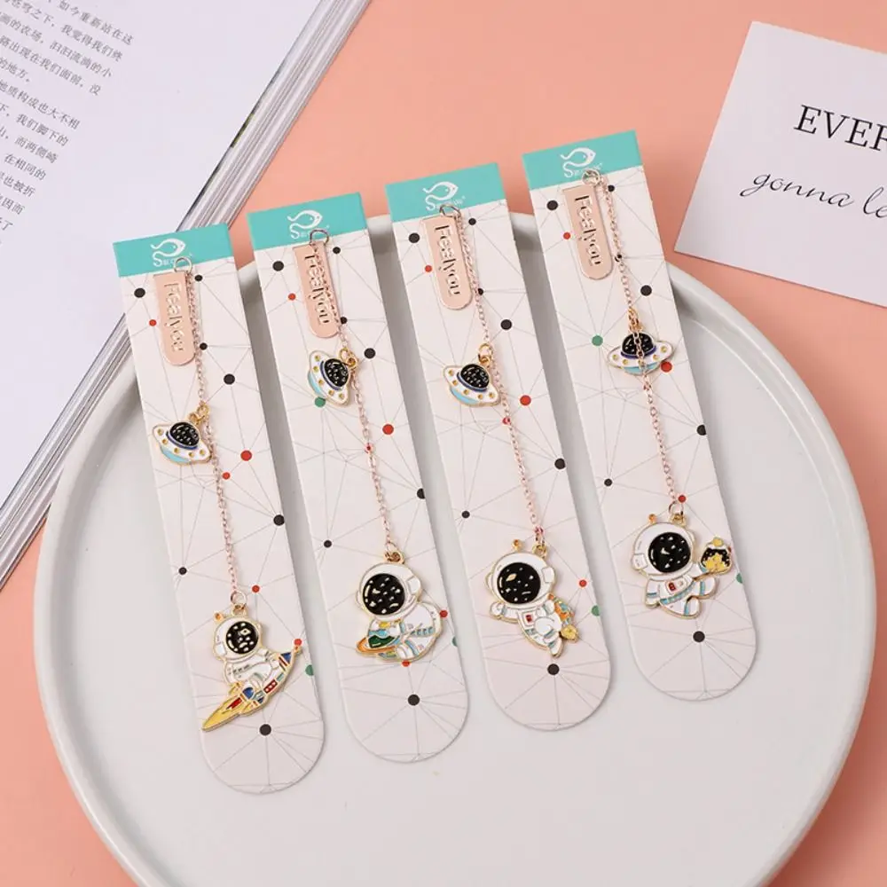 2pcs Metal Chain Bookmark Moon Walk Astronaut Astronaut Pendant Marque Page Mark of Page Reading Book Holder