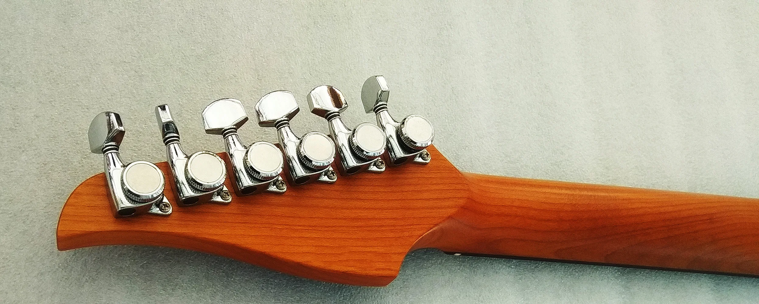 High qualityElectric Guitar 6-string handmade roasted maple neck locking tuners maple pattern