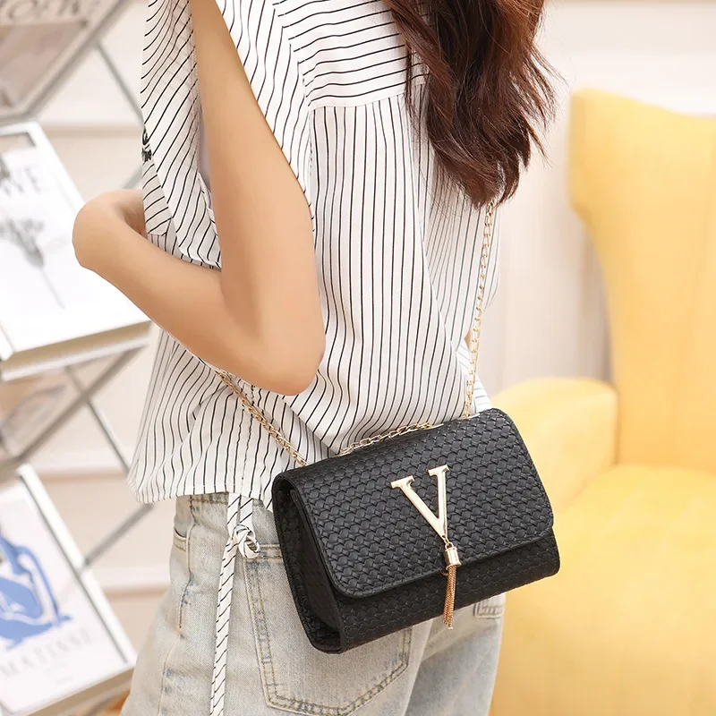 Woven embossed diagonal small square bag new fashion trend V tassel chain magnetic buckle shoulder bag wholesale