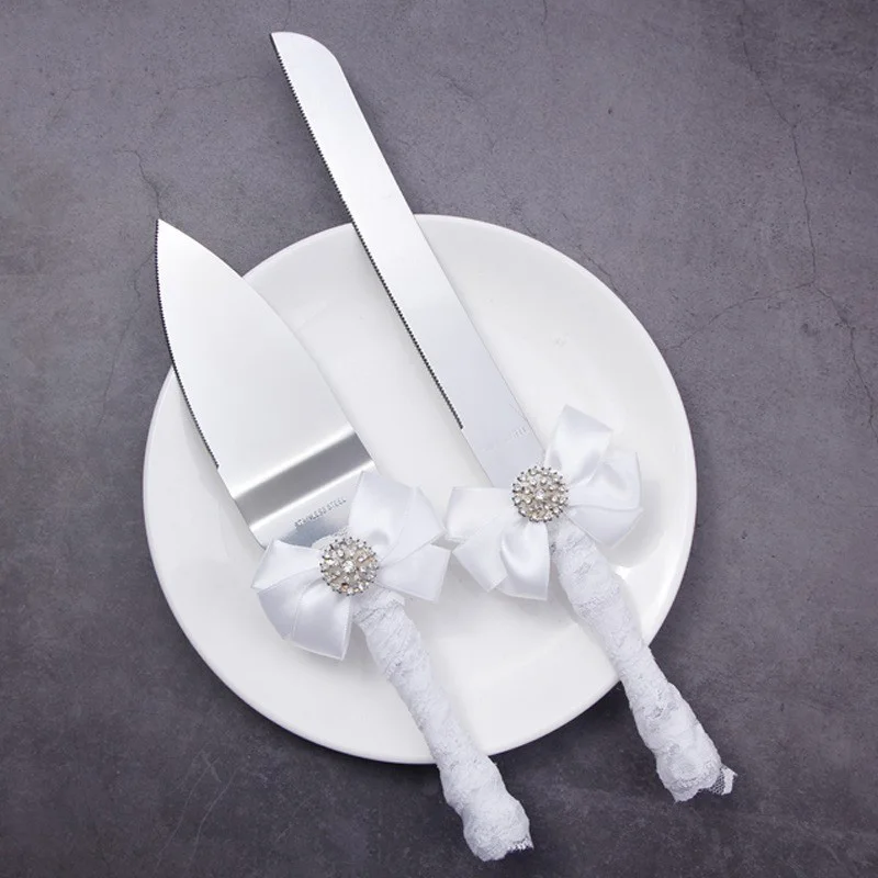 ロマンチックなウェディングテーブルウェアセット、花嫁と花婿のためのエレガントなデザイン、結婚式のお祝いに最適