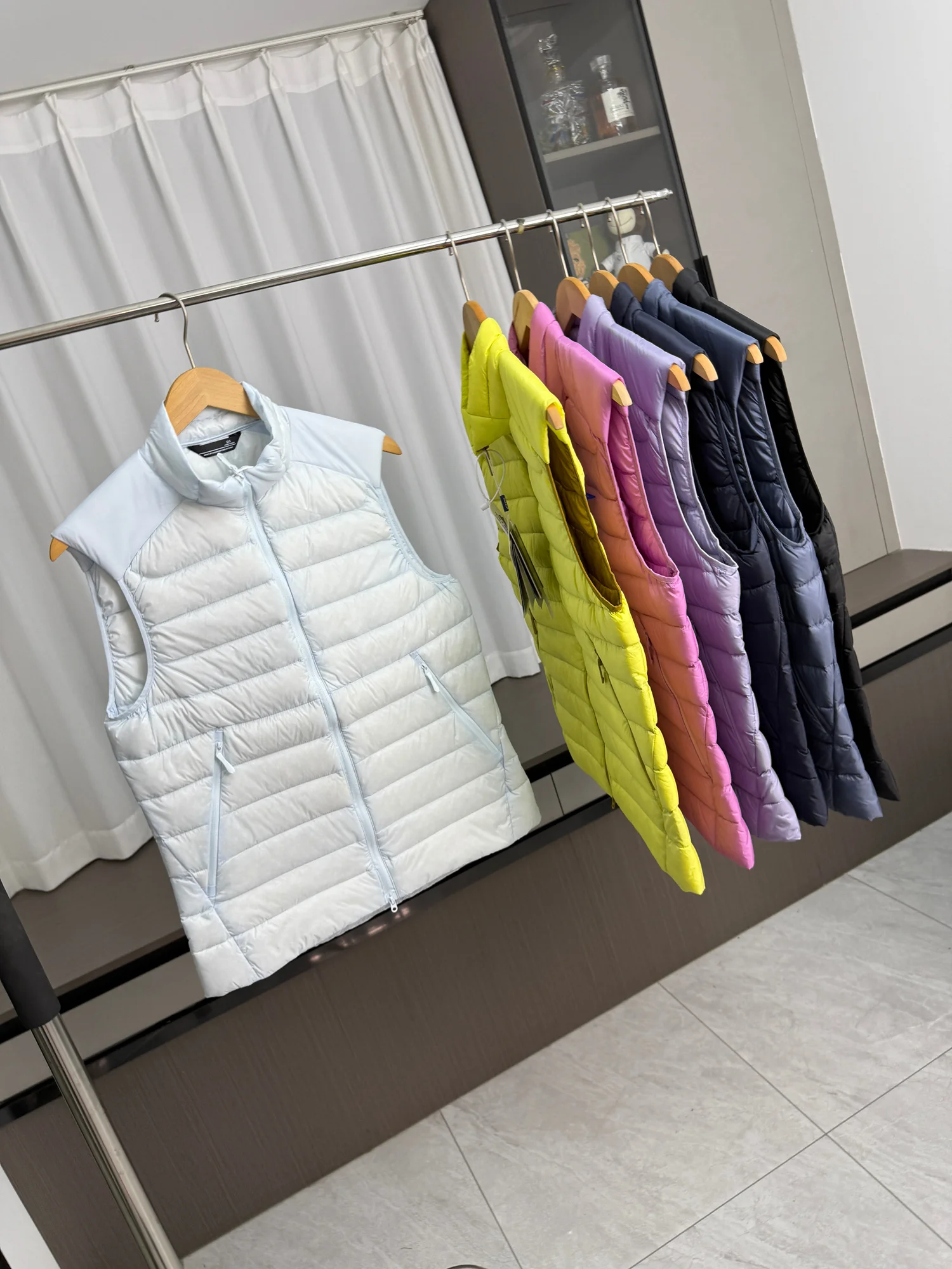 

Outdoor Commuting Du down Vest Men's Faion Urban Sle Lightweight Windproof Warm Couples Series Straight Cut Pure Color