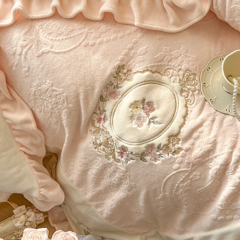 Romantic French Vintage Carved Velvet Lace Ruffles Flowers Embroidery Bedding Set Velvet Fleece Duvet Cover Bed Sheet Pillowcas