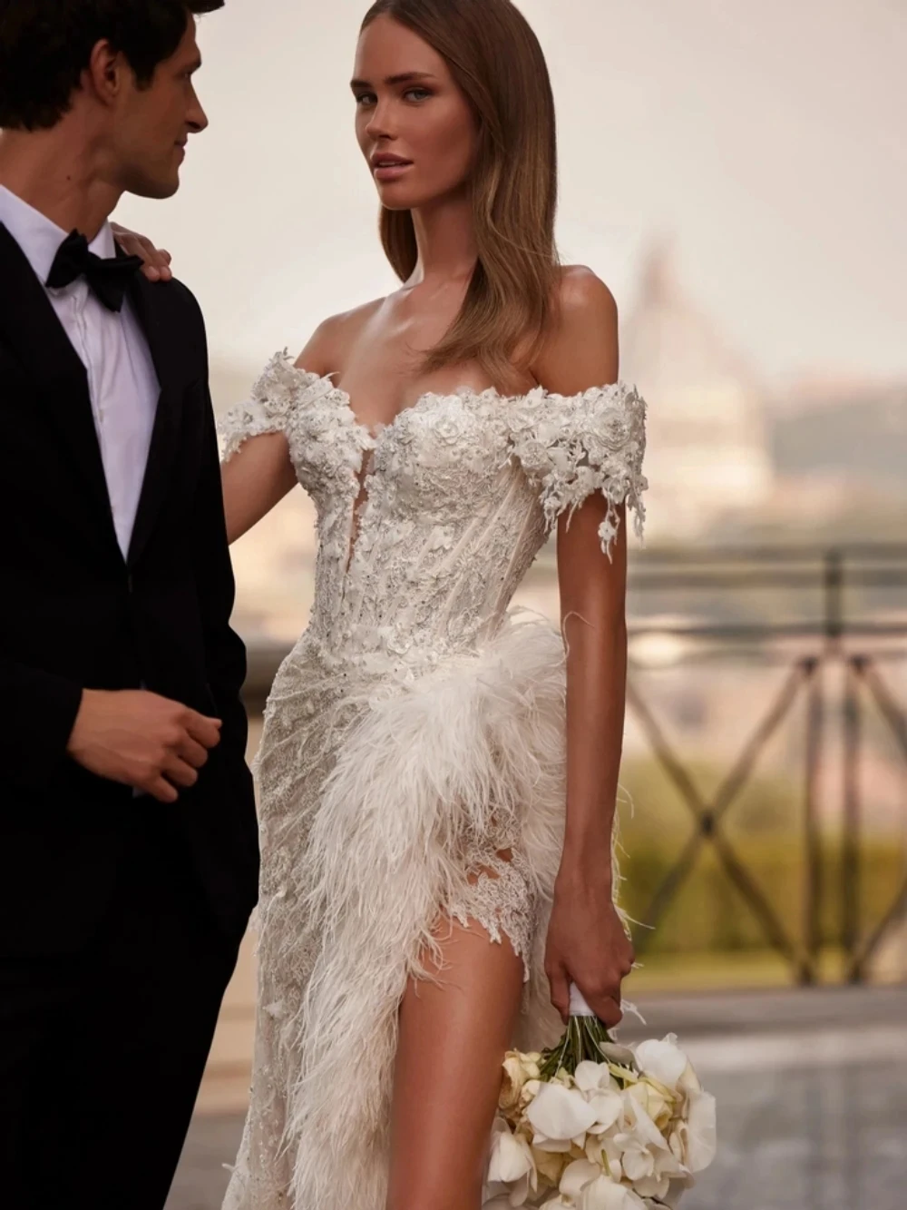 Vestidos De novia elegantes con hombros descubiertos, trajes De Novia De encaje con apliques De sirena y plumas, Espalda descubierta, vestidos De novia hechos a medida