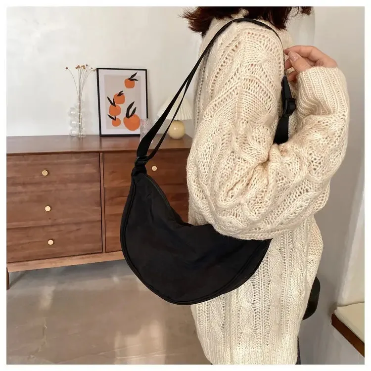 Einfarbige Brusttasche für Damen, große Kapazität, Reisetasche, Umhängetasche, halbmondförmige Tasche, Damen-Alltagstasche, mit Baumwollfüllung, Schultertasche. – Detail 19