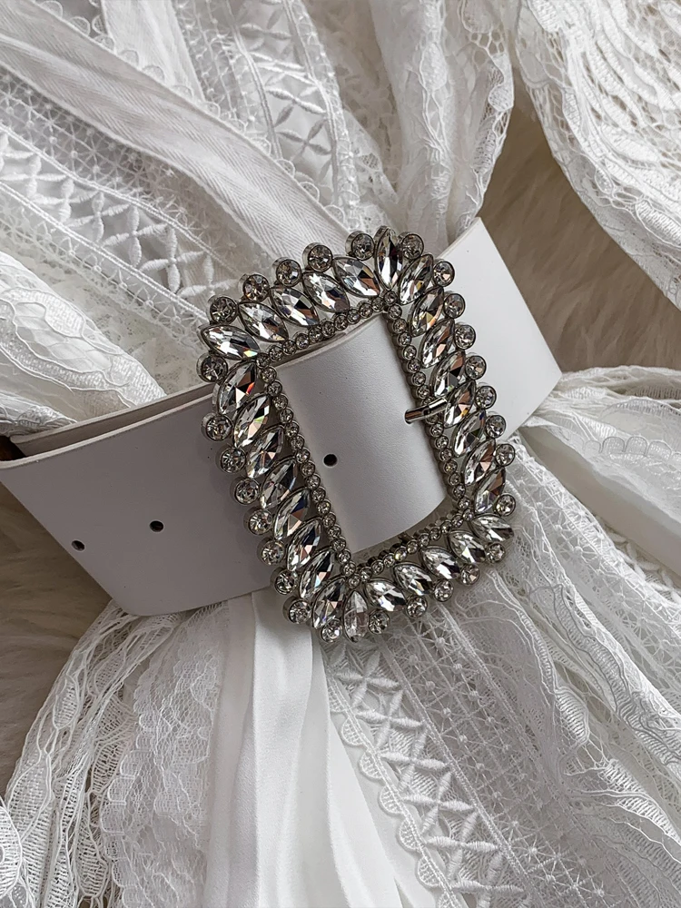 럭셔리 비치 브이넥 레이스 패치워크 드레스 여성용 2026 봄 여름 화이트 플리츠 시스루 미디 드레스 벨트 포함 INKEO 5D263